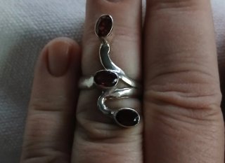 Anillo plateado con resinas marrones ajustable