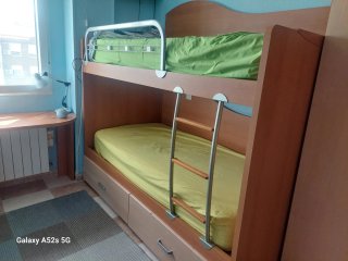 Habitación juvenil: litera, escritorio y armario