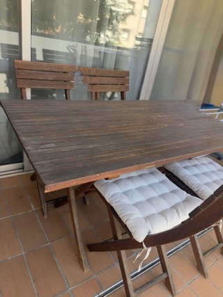 Mesa madera y 4 sillas con cojines