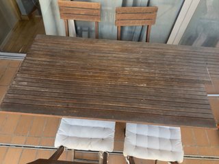 Mesa madera y 4 sillas con cojines