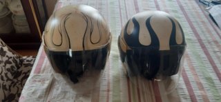 2 Cascos de Moto con Diseño de Llamas