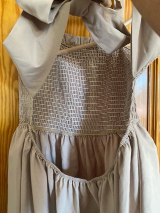 Vestido beige con escote en la espalda