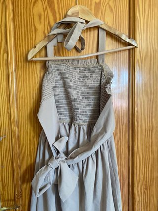 Vestido beige con escote en la espalda