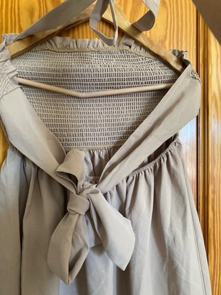 Vestido beige con escote en la espalda