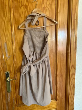 Vestido beige con escote en la espalda