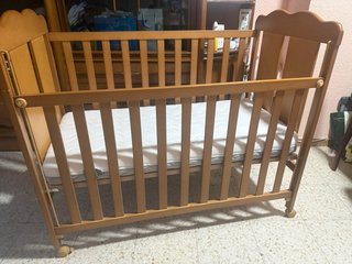 Cuna de bebé de madera