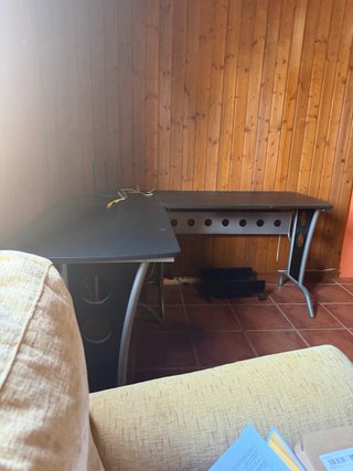 Mesa de ordenador negra y plateada