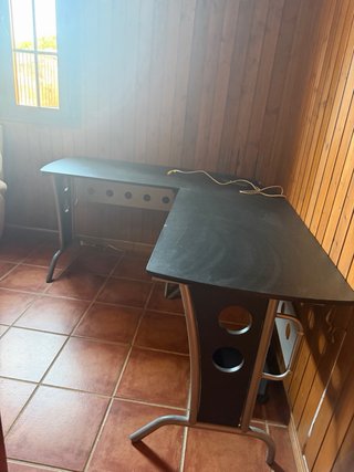 Mesa de ordenador negra y plateada