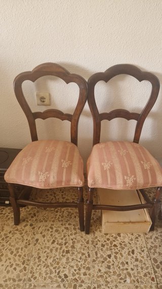 Juego de 2 sillas de madera con tapicería