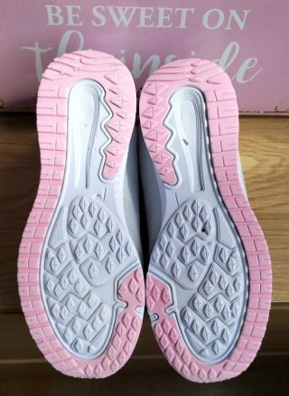 Zapatillas deportivas grises y rosas