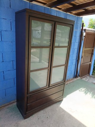 Vitrina de madera y cristal Vengue