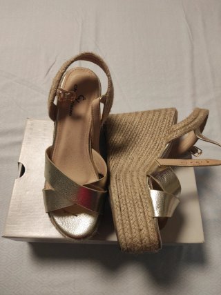 Sandalias Geox doradas cuña esparto