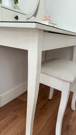 Tocador blanco Ikea con espejo y cristal