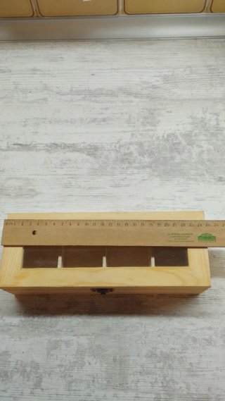 Caja de madera con compartimentos