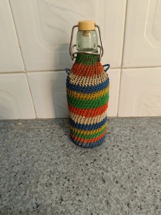 Botella forrada de cableado multicolor