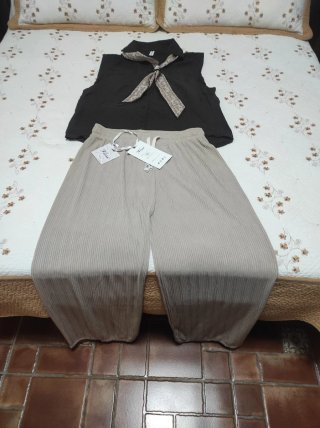 Conjunto Top Negro y Pantalón Beige