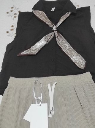 Conjunto Top Negro y Pantalón Beige