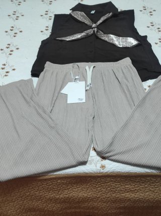 Conjunto Top Negro y Pantalón Beige