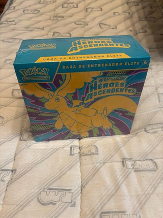Pokémon Caja Entrenador Élite Héroes Ascendentes