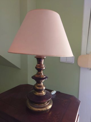 Lámparas de mesa doradas y transparentes