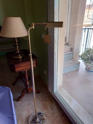 Lámparas de mesa doradas y transparentes