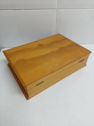 Caja / joyero de madera con cierre