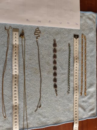Collares y pulseras dorados y plateados