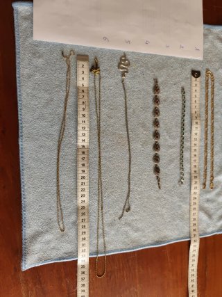 Collares y pulseras dorados y plateados