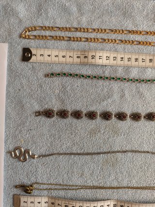 Collares y pulseras dorados y plateados