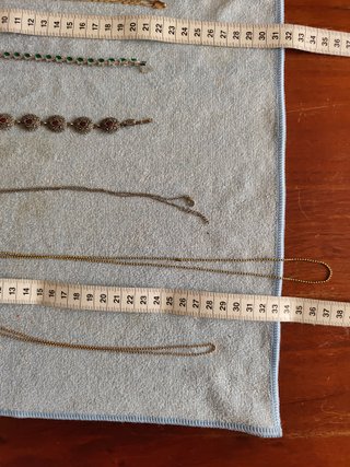 Collares y pulseras dorados y plateados