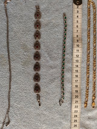 Collares y pulseras dorados y plateados