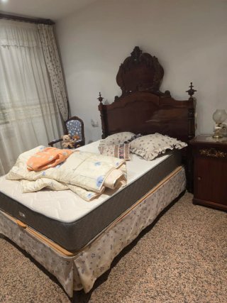 Cama antigua madera con mesita y silla