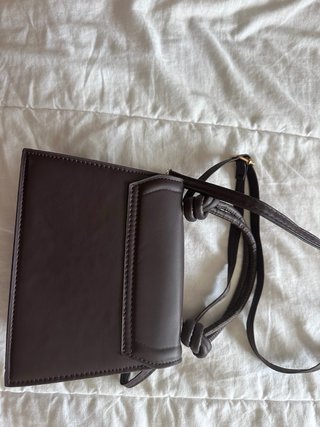 Bolso marrón y dorado