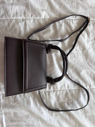 Bolso marrón y dorado