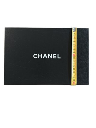 Scatola Chanel con nastro, busta e carta