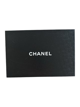 Scatola Chanel con nastro, busta e carta