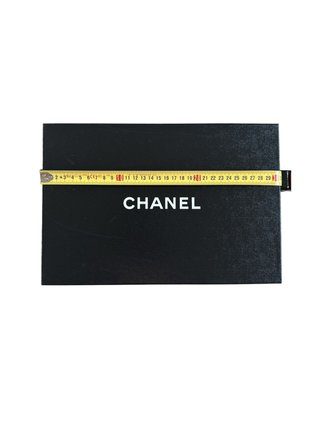 Scatola Chanel con nastro, busta e carta