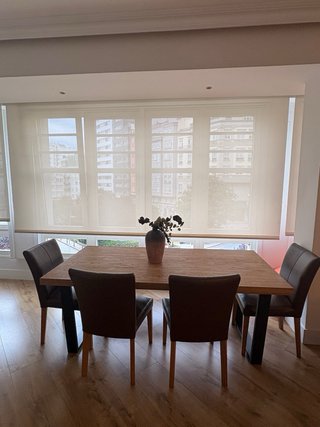 Salón comedor: mesa, banco, sillas y aparador