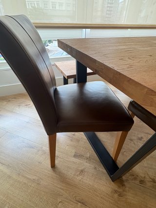 Salón comedor: mesa, banco, sillas y aparador