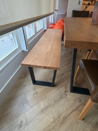 Salón comedor: mesa, banco, sillas y aparador