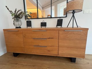Salón comedor: mesa, banco, sillas y aparador