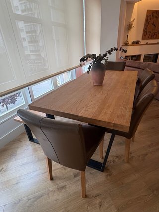 Salón comedor: mesa, banco, sillas y aparador
