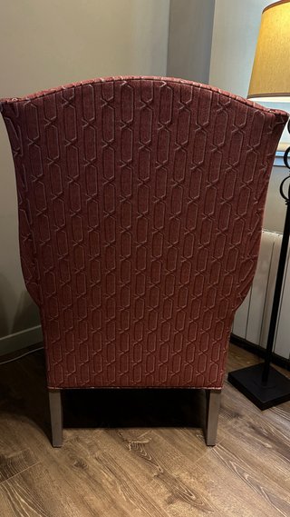 Sillón orejero Ethan Allen hecho a medida.