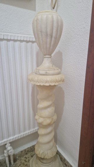 Columna decorativa de mármol