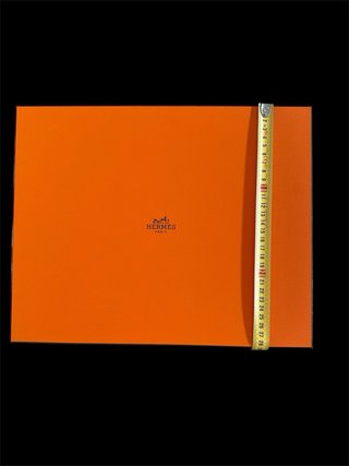 Scatola Hermès arancione con nastro e busta