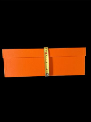 Scatola Hermès arancione con nastro e busta