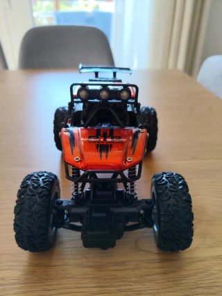 Coche teledirigido naranja con mando