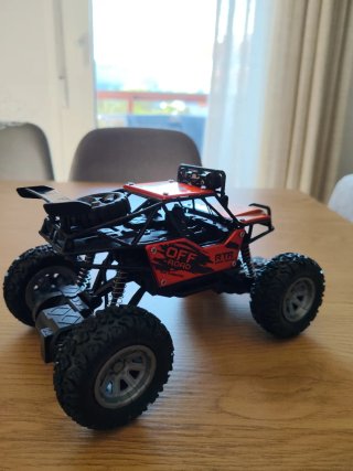 Coche teledirigido naranja con mando