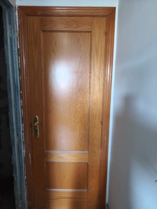 6 Puertas de madera color roble  1 una doble salón