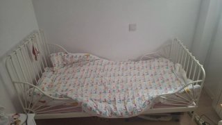 Estructura cama infantil extensible blanca.